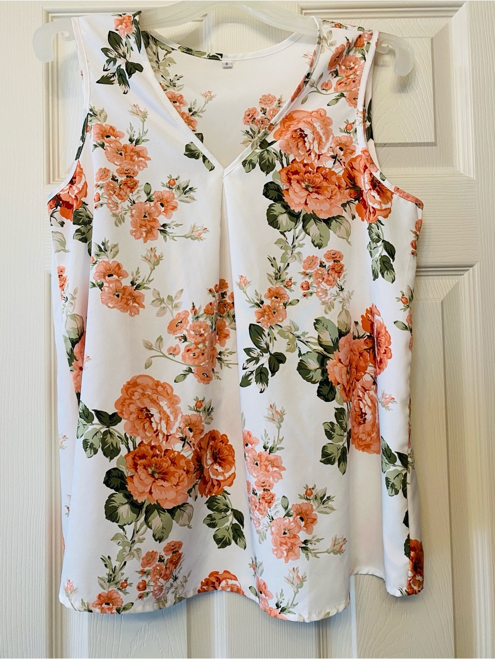 Sleeveless Floral V-Neck Top in Peach on White